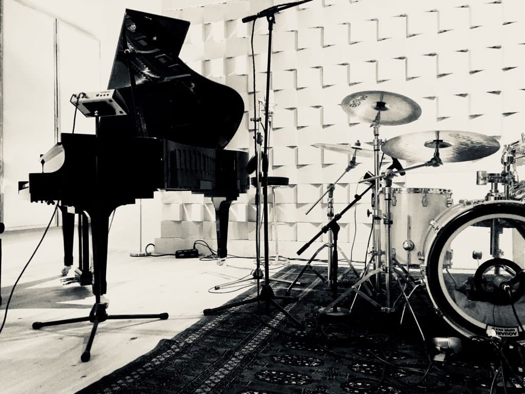 Grand piano, microphones and a full drum kit in the B-Note live room